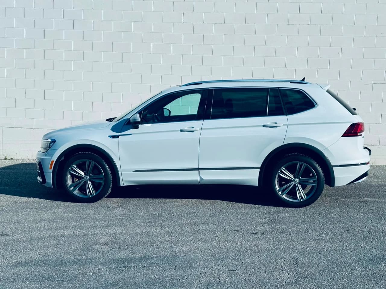2018 Volkswagen Tiguan - Image 2