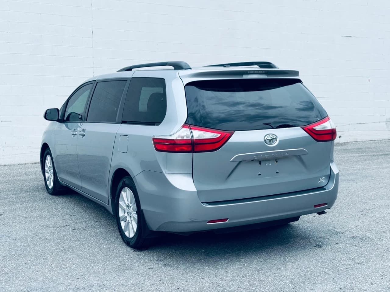 2017 Toyota Sienna - Image 6