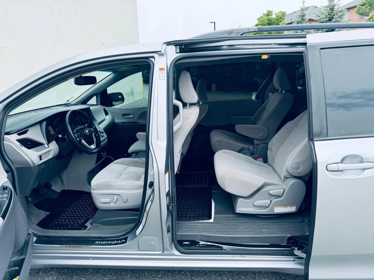 2017 Toyota Sienna - Image 8