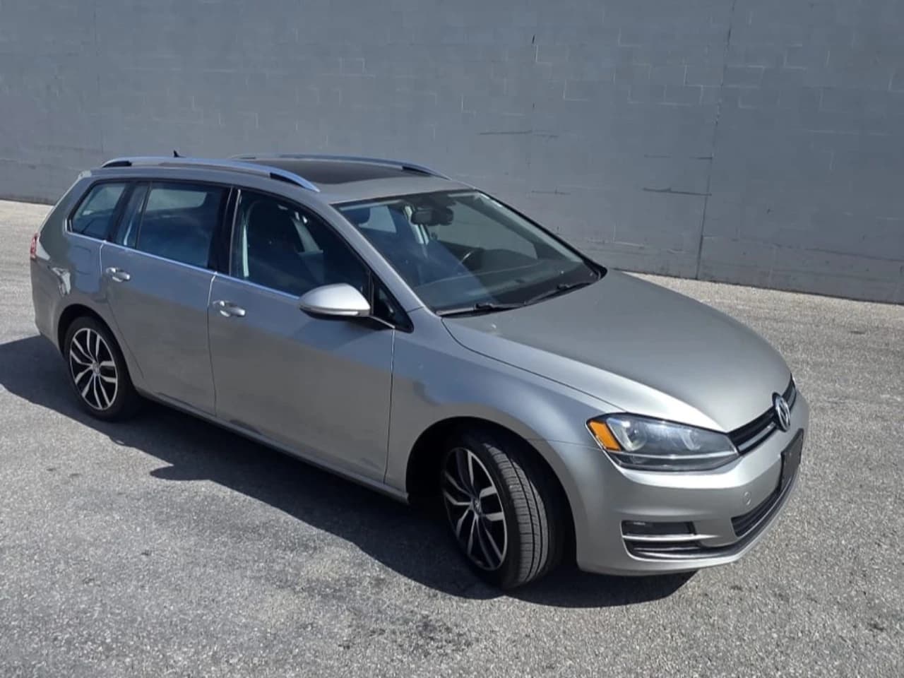 2015 Volkswagen Golf Sportwagon - Image 2
