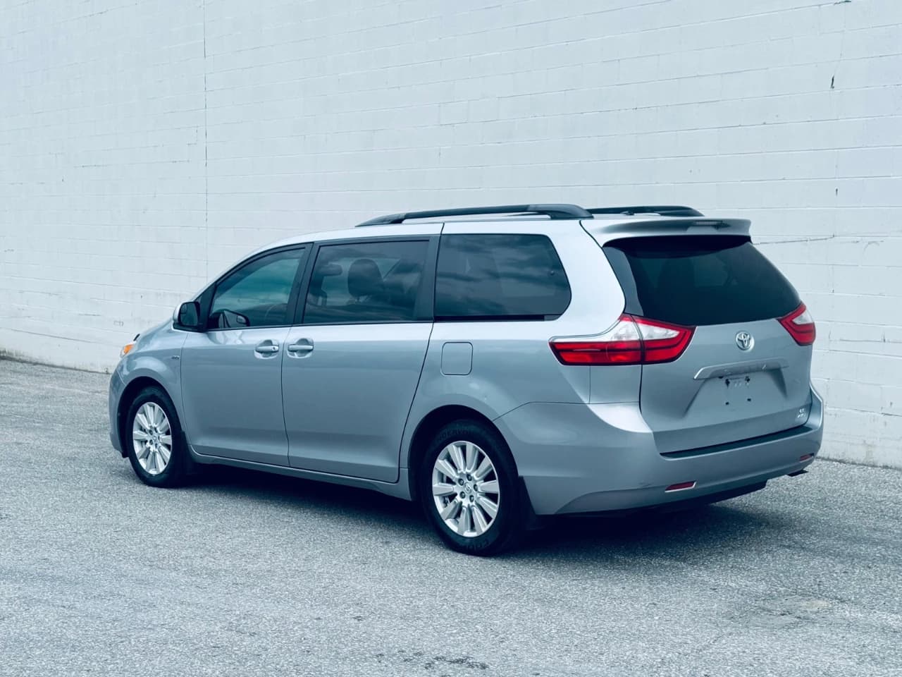 2017 Toyota Sienna - Image 5