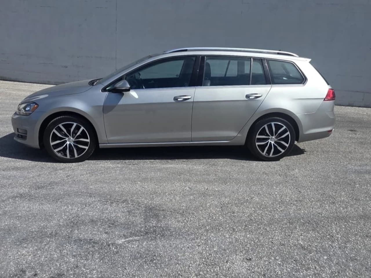 2015 Volkswagen Golf Sportwagon - Image 6