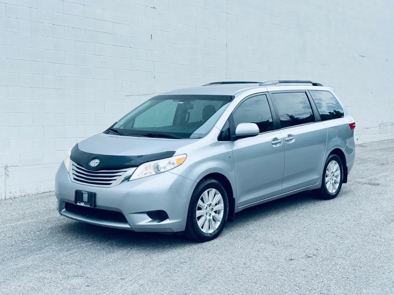 2017 Toyota Sienna - Image 2
