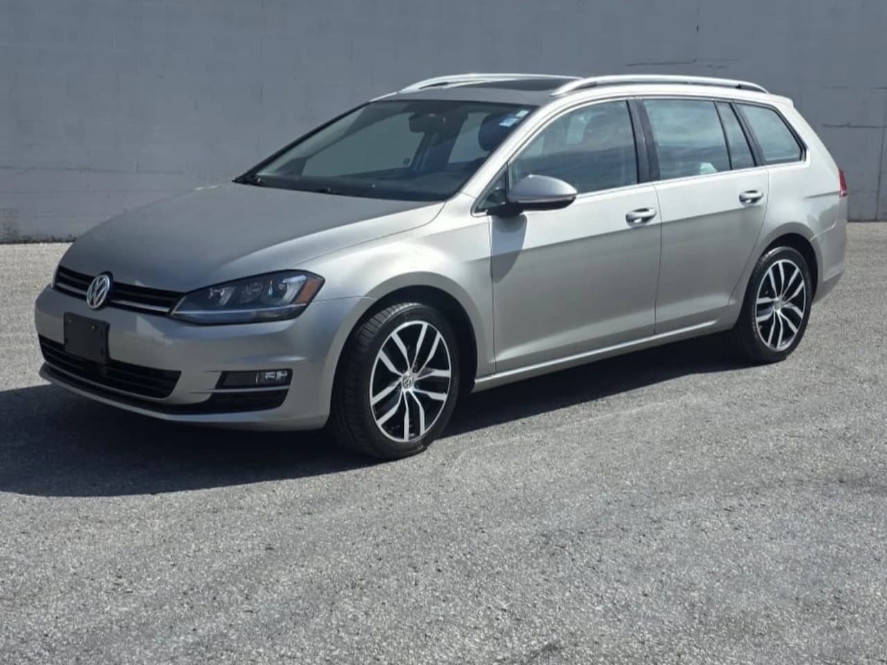 2015 Volkswagen Golf Sportwagon - Image 1