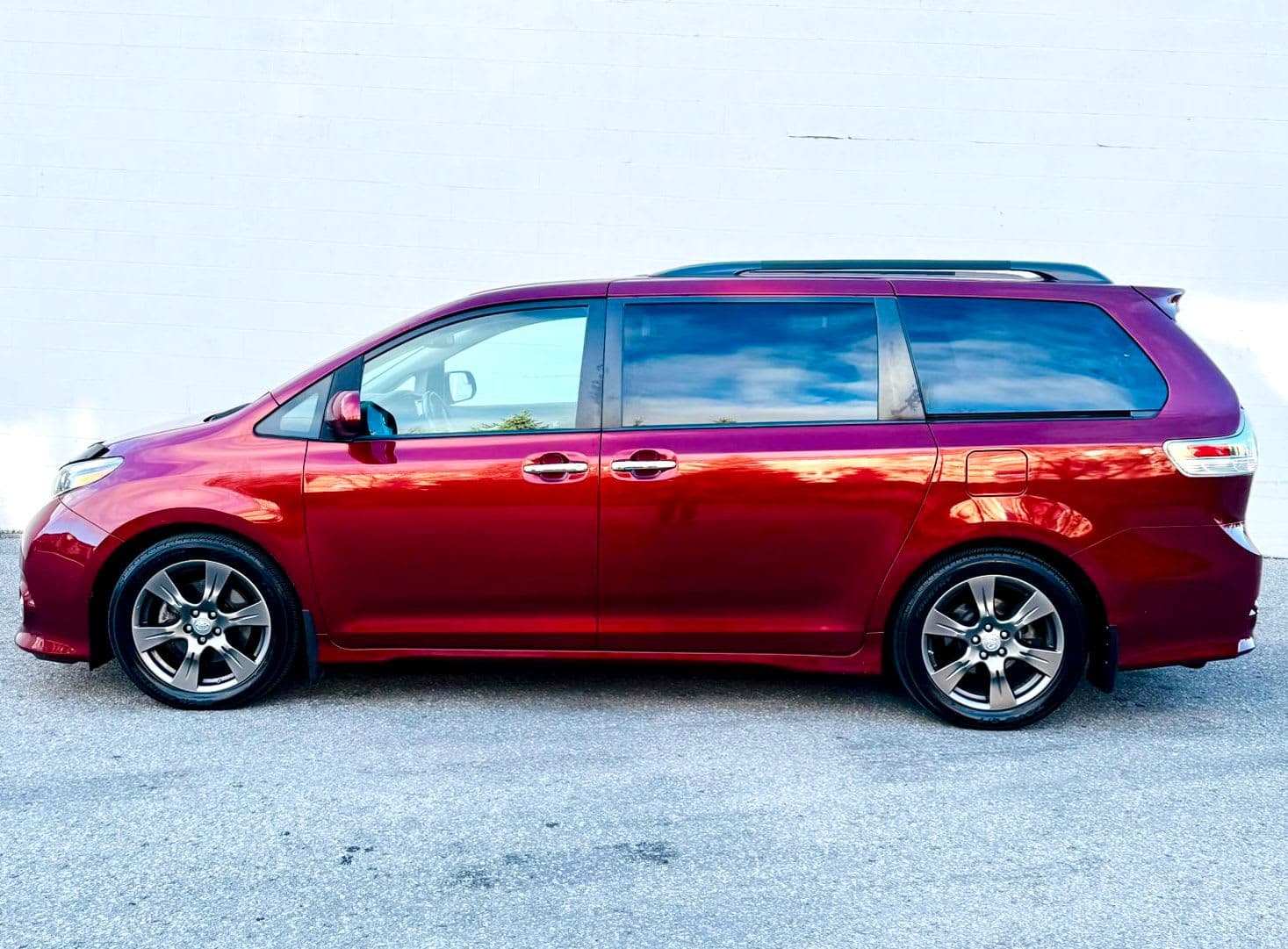 2017 Toyota Sienna - Image 3